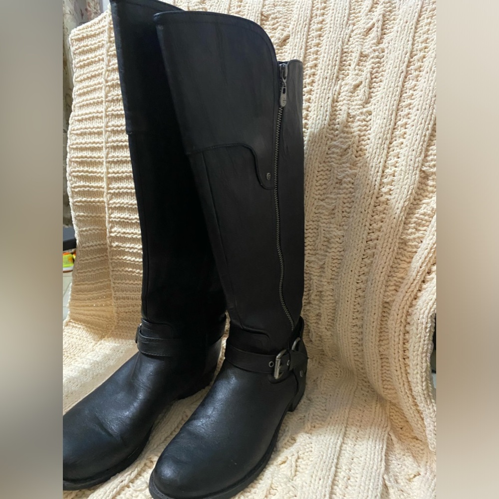 Black Guess boots women size 8.